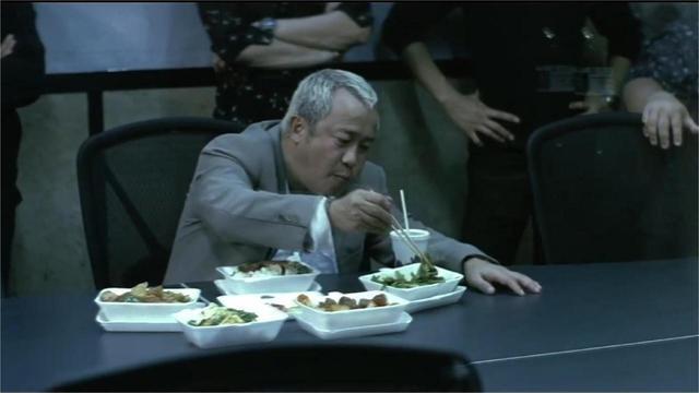 无间道曾志伟在警局吃盒饭这段堪称全剧最经典一幕太精彩