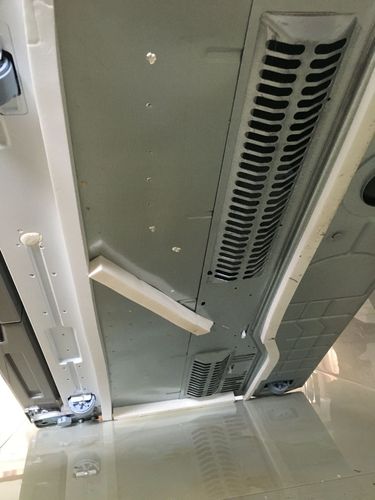 新买的冰箱,底部粘着泡沫条,要撕掉吗?求有过这样的情况的解答?