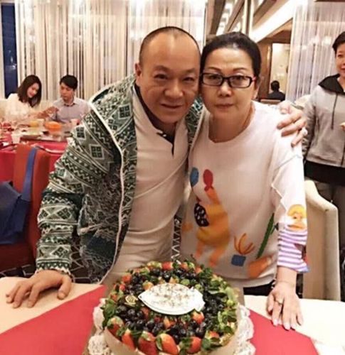 他曾是黑社会老大,改邪归正后当演员,如今女儿颜值超高!