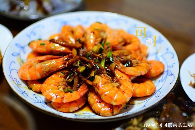 接下来开始上热菜了:油爆大虾,一个家常菜,红红火火的大虾过年吃也有