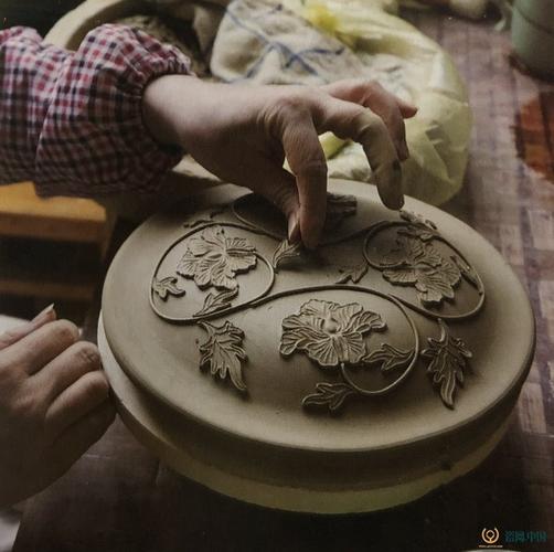《龙泉青瓷|装饰研究》       堆花,是用坯料泥浆堆画阳文花纹的装饰