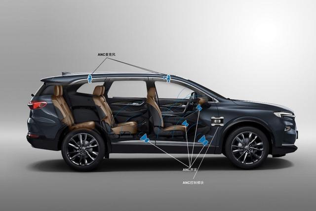 得益于14音源的声场排布,这辆车可以真实地定位出每一组声音的真实