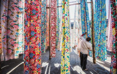 印染出的布料在晾晒以后,就可以用来制作成衣物,窗帘或者手包了.