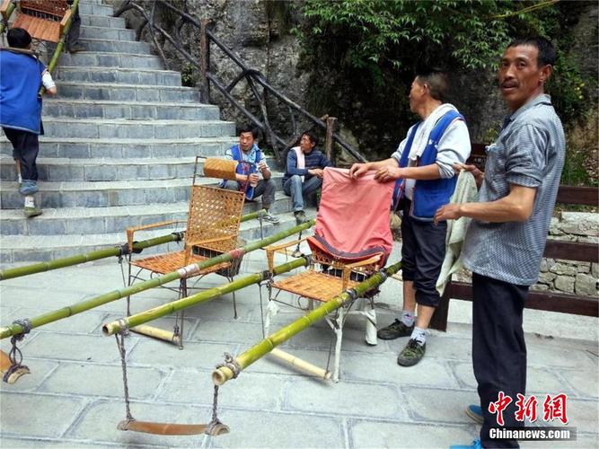湖北恩施大峡谷里的滑竿夫