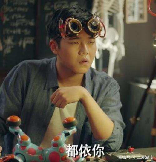 谁说《爱情公寓5》小黑长得丑?当看到他的生活照后,帅