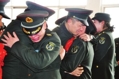 与老兵挥手惜别     昨日,安阳71352部队800多名老兵光荣退伍