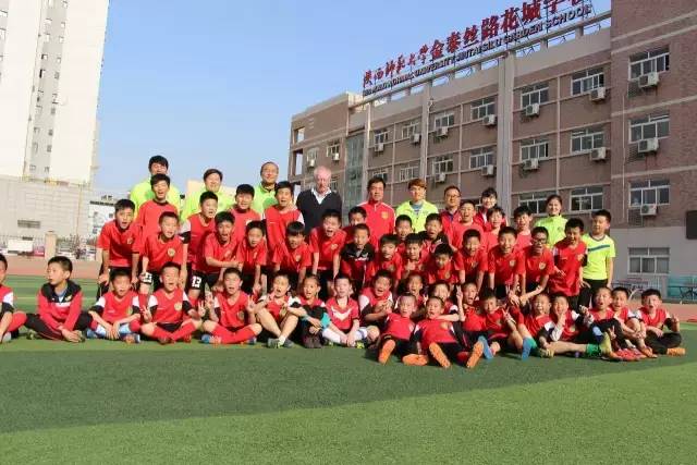 01   2016年年初,三名金泰丝路花城小学代表访问了西班牙,并受到