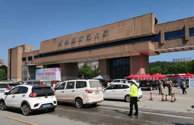 浮梁交警全力保障景德镇陶瓷大学 开学交通安全