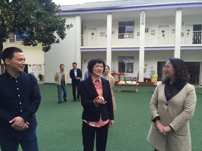 10月,齐正兰副县长一行来我园进行城乡幼儿园调研