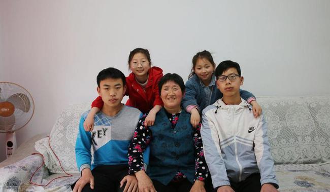 4个儿子4个儿媳去打工65岁奶奶带5个孙娃大孙子已上大学