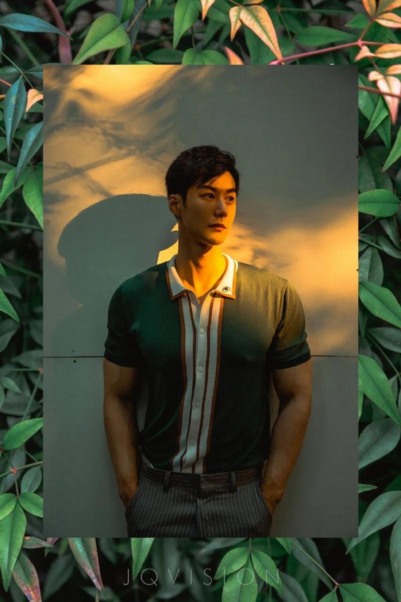 这是一位摄影师@jq_vision,也是一位帅气的小伙儿.