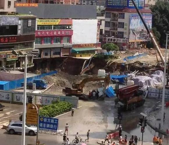 一小时两栋楼倒塌!这是来自莞惠城轨地陷现场的最新消息