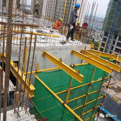 8悬挑梁的安装:按照技术交底和现场实际定位位置对悬挑工字钢进行安装