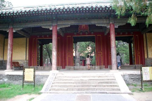 过了弘道门,后面就是篌中门.