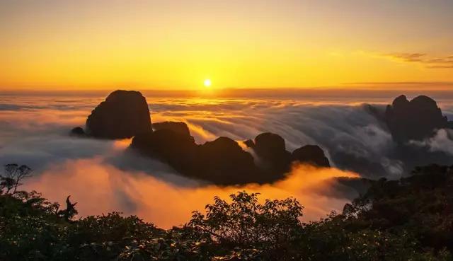 渐渐地,它越升越高,云层反射着太阳的光芒 地址:来宾市金秀县圣堂山