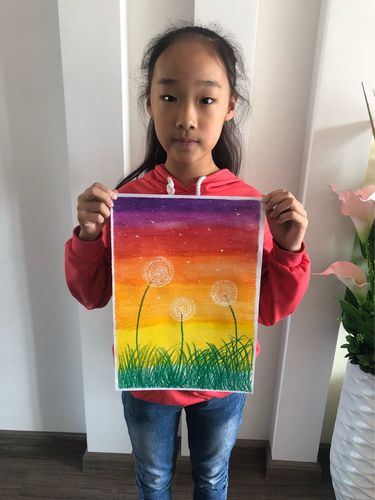 杨雨果同学的色彩渐变也掌握的很好,在绘画过程中应把胆量再放大些.