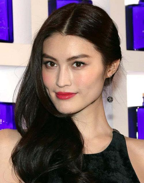 辣妈张柏芝的s形刘海,很能凸显她的完美心形脸.