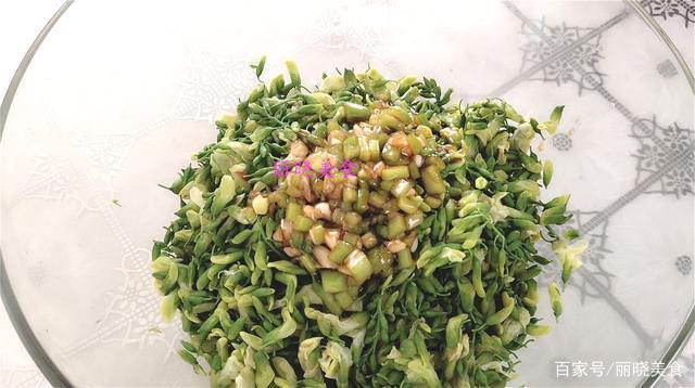 洋槐花怎么吃才解馋,手把手教你好吃做法,鲜香味美,一盘不够吃