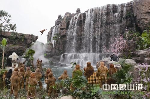 熟地水帘银倒挂,猴头霞帔跃出空.