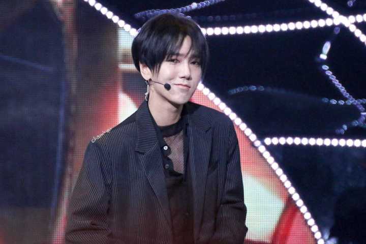 我以前(初中的时候)总感觉艺声跟李准基有点像哈哈哈.