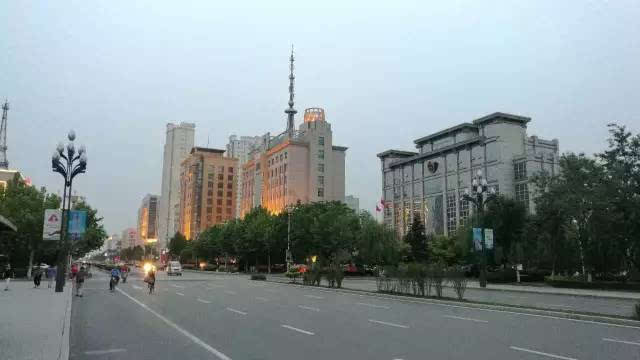 宁河区委区政府门前的光明路