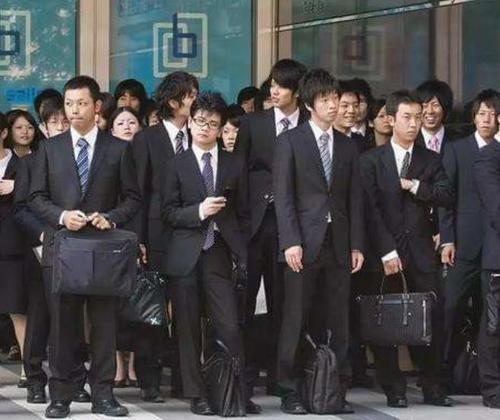 日本男人下班回家,为何要喊一声通知妻子?网友:相敬如