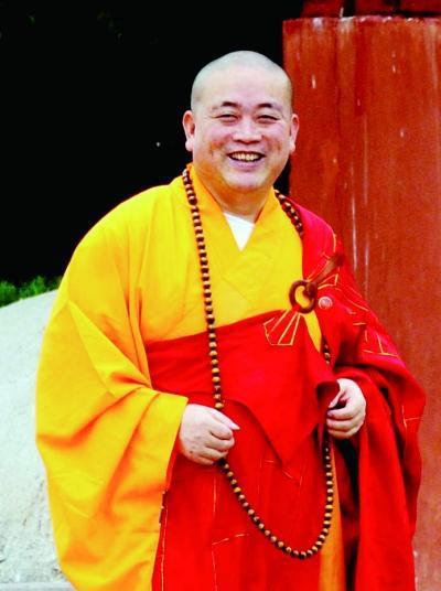 他是少林寺有名的主持,穿16万袈裟,被质疑用香火钱买2000万豪宅