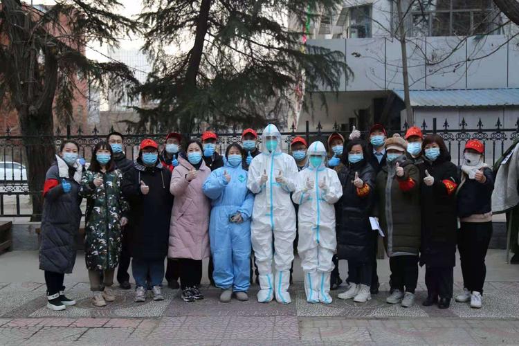 社区工作人员,志愿者和核酸检测医护人员合影