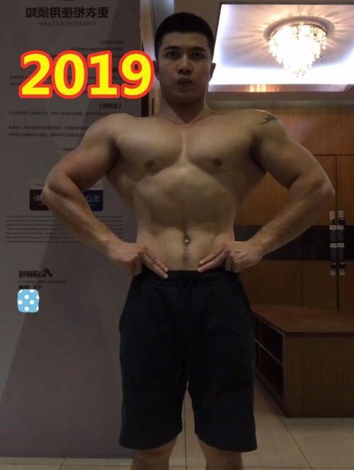 机车少年爱上健身,坚持4年练成肌肉男,骑机车的样子真帅!