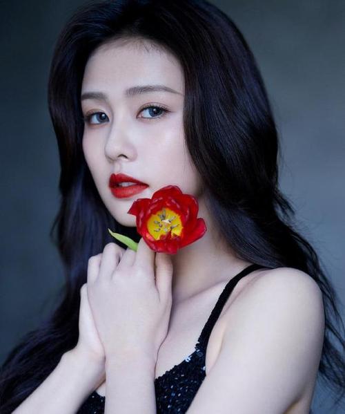 白鹿的美照让人百看不厌黑色吊带裙俏皮灵动回眸一笑很迷人