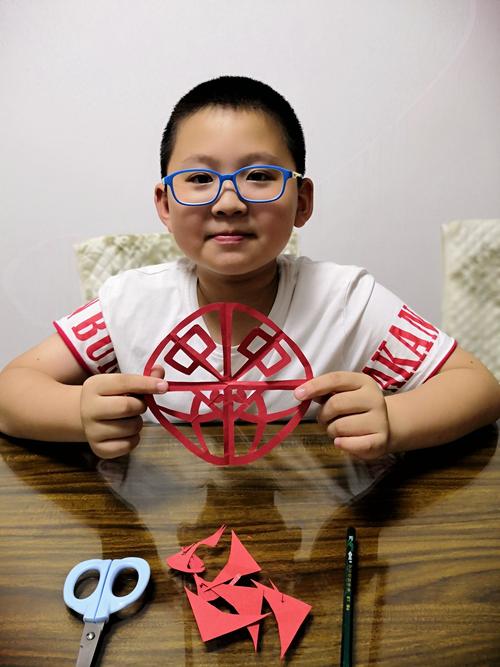 我剪的第一个轴对称汉字成品就大功告成了.