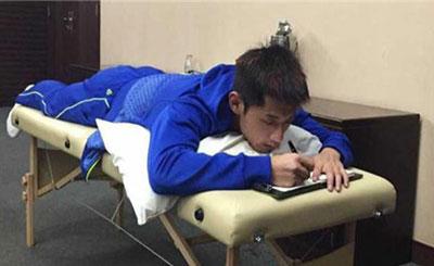 男子乒乓球运动员张继科腰伤疼痛难忍