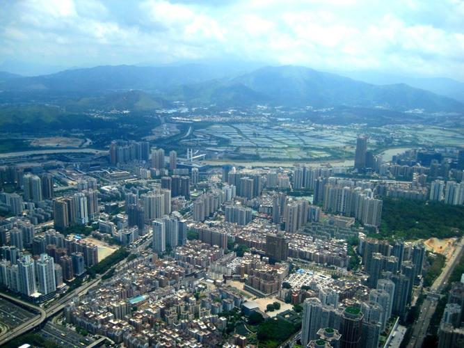 前面的河是深圳河,河对面就是香港新界.