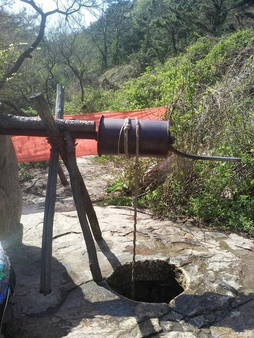 辘轳,对年轻人来讲算文物,孩子们奇,打井水品尝,味道甘凉纯粹.