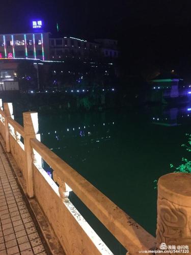 夜晚两岸灯火辉煌,犹如长龙.