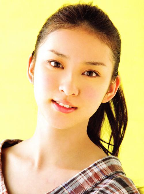 日本女演员,模特,日出高校毕业. 2006年