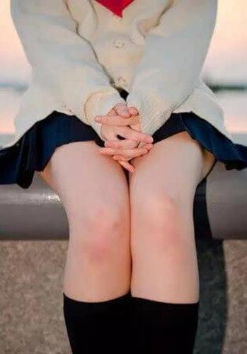 女生因裙子短就被赶出校园,这样会使男生分心?