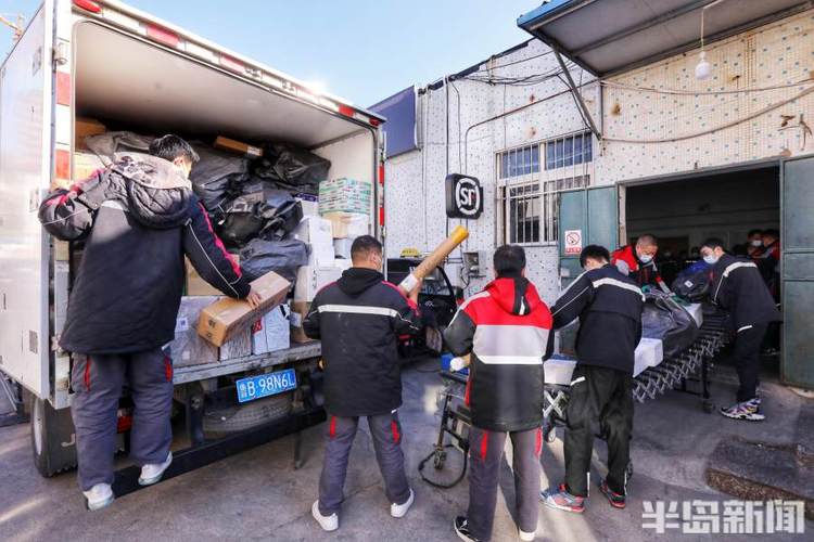 目前他们已经启用了储备的人员和车辆,当日网点快递小哥收发件最多的