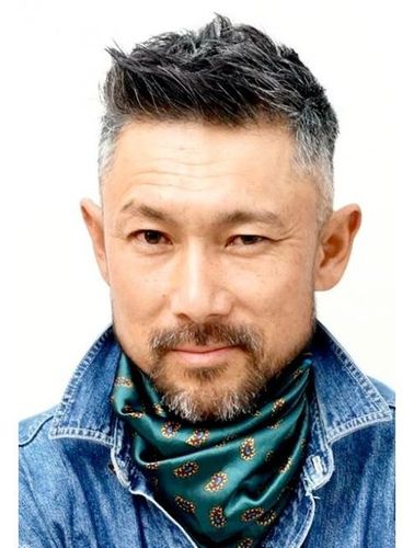 露额发型天生给人一种自信的感觉,尤其是过了50岁以后的男士,露额发型