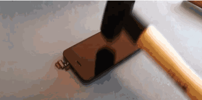 更厉害的是:修复完后屏幕变得更加坚固,用锤子都砸不烂.