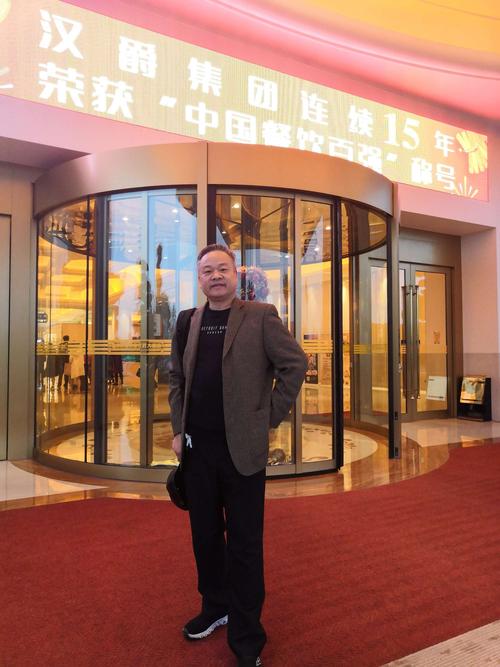 白金汉爵集团老总胡金泉设宴为老同事们接风洗尘,安排