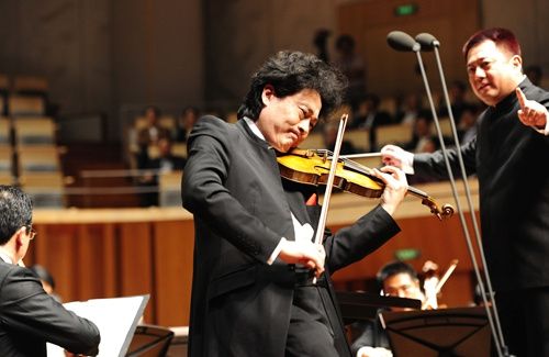 中国侨网著名小提琴演奏家吕思清演奏《梁祝》(中新网)