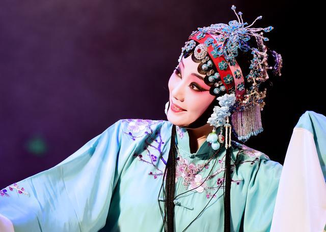 昆曲(kun opera),又称昆剧,昆腔, 昆山腔 ,是中国最古老的剧种之一