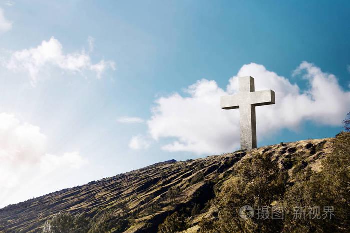 十字架的耶稣基督在山上蓝天背景