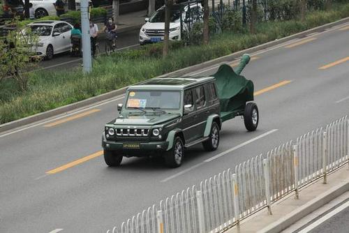 就是这么豪横北京越野bj80担任礼炮牵引车