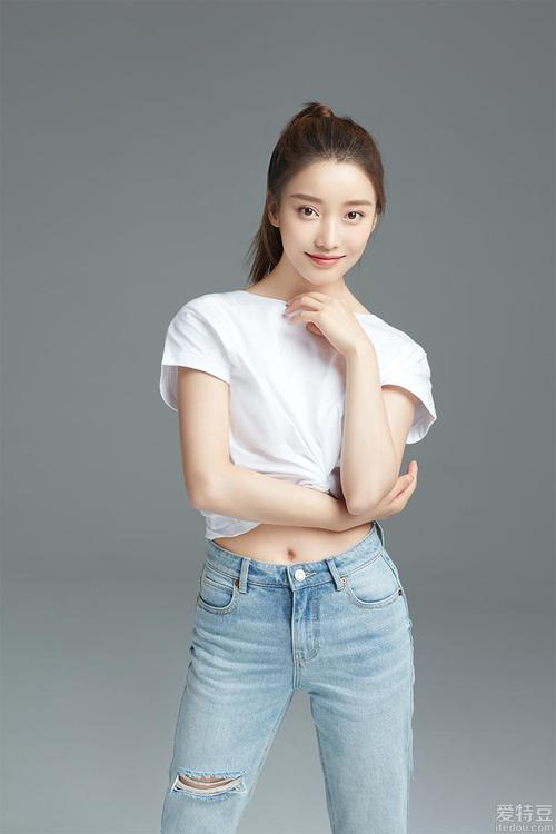 姜贞羽最新写真清新可爱 新剧热播穿搭受好评