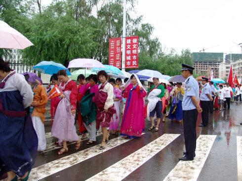 金光镇高举火炬在延边大学体育场起跑,北京奥运火炬接力延吉站传递