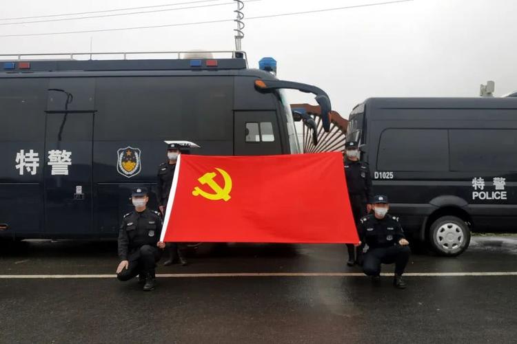 在众多逆行的身影中 上虞公安巡特警 不曾缺席 他们临危受命,顶盔掼