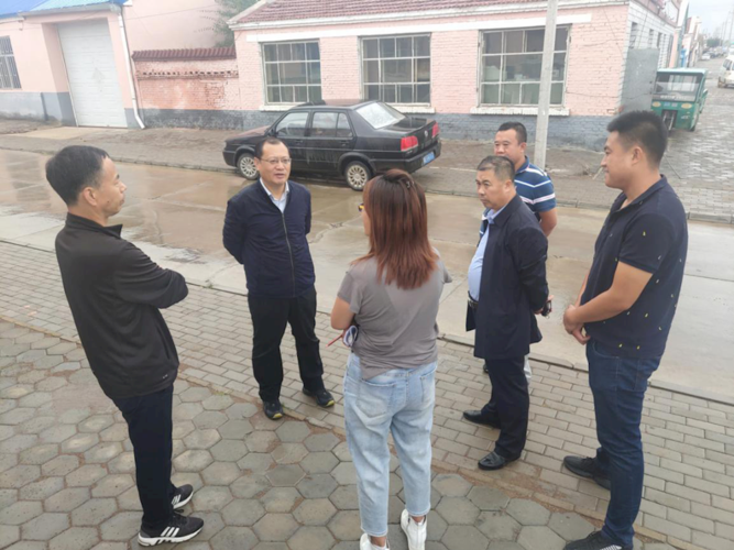扎赉诺尔区委副书记,政府区长赵建波针对步行街选址开展调研工作