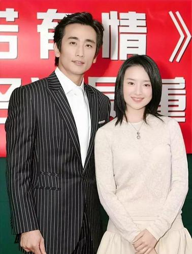 52岁车仁表近照,发量感人身材健硕,15岁养女颜值超高